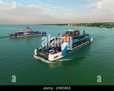 Fähre über den Balaton von Szantod nach Tihany an einem sonnigen Sommertag, Transport und Reisehintergrund. Neue Fährschiffe, die beginnen zu arbeiten Stockfoto