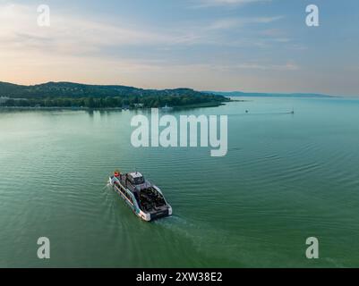 Fähre über den Balaton von Szantod nach Tihany an einem sonnigen Sommertag, Transport und Reisehintergrund. Neue Fährschiffe, die beginnen zu arbeiten Stockfoto