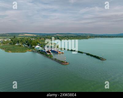 Fähre über den Balaton von Szantod nach Tihany an einem sonnigen Sommertag, Transport und Reisehintergrund. Neue Fährschiffe, die beginnen zu arbeiten Stockfoto