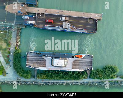 Fähre über den Balaton von Szantod nach Tihany an einem sonnigen Sommertag, Transport und Reisehintergrund. Neue Fährschiffe, die beginnen zu arbeiten Stockfoto