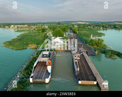 Fähre über den Balaton von Szantod nach Tihany an einem sonnigen Sommertag, Transport und Reisehintergrund. Neue Fährschiffe, die beginnen zu arbeiten Stockfoto