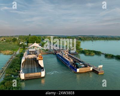 Fähre über den Balaton von Szantod nach Tihany an einem sonnigen Sommertag, Transport und Reisehintergrund. Neue Fährschiffe, die beginnen zu arbeiten Stockfoto