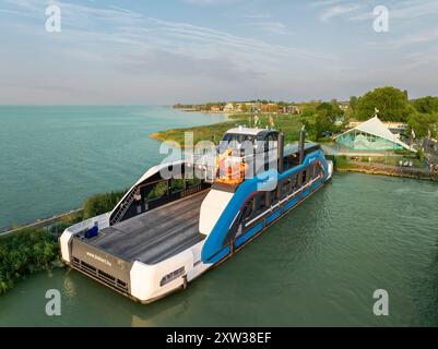 Fähre über den Balaton von Szantod nach Tihany an einem sonnigen Sommertag, Transport und Reisehintergrund. Neue Fährschiffe, die beginnen zu arbeiten Stockfoto