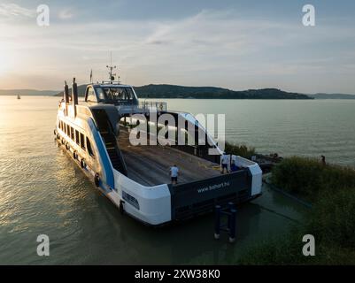 Fähre über den Balaton von Szantod nach Tihany an einem sonnigen Sommertag, Transport und Reisehintergrund. Neue Fährschiffe, die beginnen zu arbeiten Stockfoto