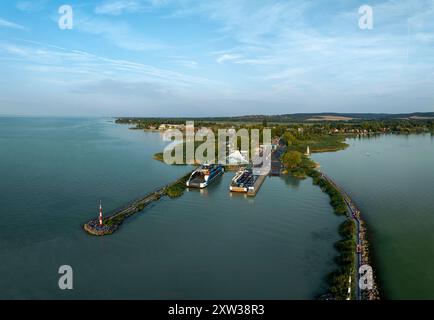 Fähre über den Balaton von Szantod nach Tihany an einem sonnigen Sommertag, Transport und Reisehintergrund. Neue Fährschiffe, die beginnen zu arbeiten Stockfoto