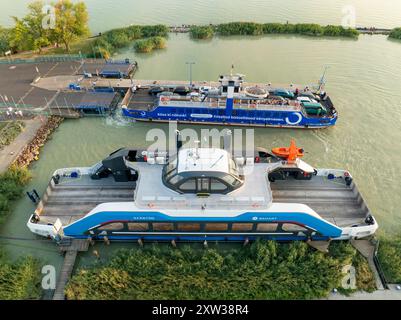 Fähre über den Balaton von Szantod nach Tihany an einem sonnigen Sommertag, Transport und Reisehintergrund. Neue Fährschiffe, die beginnen zu arbeiten Stockfoto