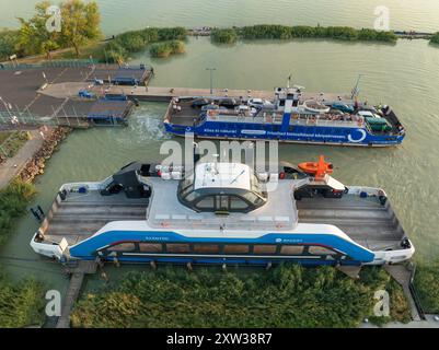 Fähre über den Balaton von Szantod nach Tihany an einem sonnigen Sommertag, Transport und Reisehintergrund. Neue Fährschiffe, die beginnen zu arbeiten Stockfoto