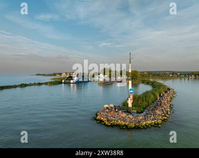 Fähre über den Balaton von Szantod nach Tihany an einem sonnigen Sommertag, Transport und Reisehintergrund. Neue Fährschiffe, die beginnen zu arbeiten Stockfoto