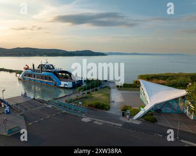 Fähre über den Balaton von Szantod nach Tihany an einem sonnigen Sommertag, Transport und Reisehintergrund. Neue Fährschiffe, die beginnen zu arbeiten Stockfoto