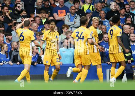 Liverpool, Großbritannien. August 2024. Kaoru Mitoma aus Brighton & Hove Albion (2. Von links) feiert mit seinen Teamkollegen, nachdem er seinem Team das 1. Tor geschossen hat. Premier League Spiel Everton gegen Brighton & Hove Albion im Goodison Park in Liverpool am Samstag, den 17. August 2024. Dieses Bild darf nur für redaktionelle Zwecke verwendet werden. Nur redaktionelle Verwendung, Bild von Chris Stading/Andrew Orchard Sportfotografie/Alamy Live News Credit: Andrew Orchard Sportfotografie/Alamy Live News Stockfoto