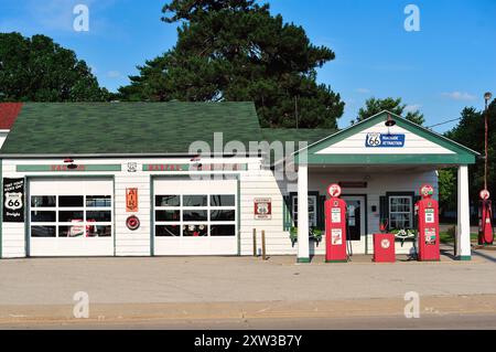 Ein Schritt zurück in die Zeit ist die Samll Illinois communty of Dwight, die eine voll ausgestattete Tankstelle entlang der alten Route 66 enthält. Stockfoto