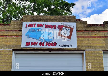 Dwight, Illinois, USA. Ein lokales Unternehmen nutzt Beschilderung, um seinen Standort mit der historischen U.S. Route 66 in Illinois zu verbinden. Stockfoto
