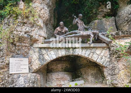 Abgebildet ist die Passion Jesu, ein Teil der Stationen des Kreuzes entlang der Straße zum Madonna della Corona Heiligtum Stockfoto