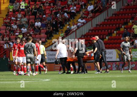 London, Großbritannien. August 2024. Josh Edwards (16) von Charlton Athletic streckte sich nach einem Tackle mit Sean Clare von Leyton Orient während des Charlton Athletic FC gegen Leyton Orient FC SKY BET EFL League 1 Spiels am 17. August 2024 in The Valley, London, England, Großbritannien Stockfoto