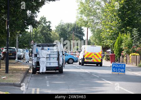 Slough, Großbritannien. August 2024. Ein Teil der Northern Road in Slough, Berkshire, bleibt heute geschlossen, während die Forensik der Thames Valley Police noch am Tatort ist. Laut lokaler Presse hat die Thames Valley Police berichtet, dass sie gegen einen angeblichen Assualt mit Verletzung ermitteln, der heute Morgen, den 17. August 2024, gegen 2.15 Uhr, aufgetreten ist. Das Gebiet um einen beschädigten schwarzen Mercedes Benz Wagen im Antrieb eines Hauses in der Northern Road wurde forensisch untersucht. Anwohner haben auch berichtet, dass sie Absturzschutt in der Northern Road gesehen haben. Die Veranda des Hauses hinter dem Mercedes-Benz scheint t Stockfoto