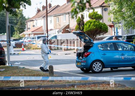 Slough, Großbritannien. August 2024. Ein Teil der Northern Road in Slough, Berkshire, bleibt heute geschlossen, während die Forensik der Thames Valley Police noch am Tatort ist. Laut lokaler Presse hat die Thames Valley Police berichtet, dass sie gegen einen angeblichen Assualt mit Verletzung ermitteln, der heute Morgen, den 17. August 2024, gegen 2.15 Uhr, aufgetreten ist. Das Gebiet um einen beschädigten schwarzen Mercedes Benz Wagen im Antrieb eines Hauses in der Northern Road wurde forensisch untersucht. Anwohner haben auch berichtet, dass sie Absturzschutt in der Northern Road gesehen haben. Die Veranda des Hauses hinter dem Mercedes-Benz scheint t Stockfoto