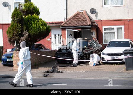 Slough, Großbritannien. August 2024. Ein Teil der Northern Road in Slough, Berkshire, bleibt heute geschlossen, während die Forensik der Thames Valley Police noch am Tatort ist. Laut lokaler Presse hat die Thames Valley Police berichtet, dass sie gegen einen angeblichen Assualt mit Verletzung ermitteln, der heute Morgen, den 17. August 2024, gegen 2.15 Uhr, aufgetreten ist. Das Gebiet um einen beschädigten schwarzen Mercedes Benz Wagen im Antrieb eines Hauses in der Northern Road wurde forensisch untersucht. Anwohner haben auch berichtet, dass sie Absturzschutt in der Northern Road gesehen haben. Die Veranda des Hauses hinter dem Mercedes-Benz scheint t Stockfoto