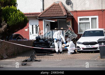 Slough, Großbritannien. August 2024. Ein Teil der Northern Road in Slough, Berkshire, bleibt heute geschlossen, während die Forensik der Thames Valley Police noch am Tatort ist. Laut lokaler Presse hat die Thames Valley Police berichtet, dass sie gegen einen angeblichen Assualt mit Verletzung ermitteln, der heute Morgen, den 17. August 2024, gegen 2.15 Uhr, aufgetreten ist. Das Gebiet um einen beschädigten schwarzen Mercedes Benz Wagen im Antrieb eines Hauses in der Northern Road wurde forensisch untersucht. Anwohner haben auch berichtet, dass sie Absturzschutt in der Northern Road gesehen haben. Die Veranda des Hauses hinter dem Mercedes-Benz scheint t Stockfoto