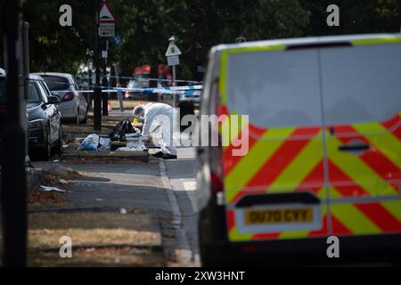 Slough, Großbritannien. August 2024. Ein Teil der Northern Road in Slough, Berkshire, bleibt heute geschlossen, während die Forensik der Thames Valley Police noch am Tatort ist. Laut lokaler Presse hat die Thames Valley Police berichtet, dass sie gegen einen angeblichen Assualt mit Verletzung ermitteln, der heute Morgen, den 17. August 2024, gegen 2.15 Uhr, aufgetreten ist. Das Gebiet um einen beschädigten schwarzen Mercedes Benz Wagen im Antrieb eines Hauses in der Northern Road wurde forensisch untersucht. Anwohner haben auch berichtet, dass sie Absturzschutt in der Northern Road gesehen haben. Die Veranda des Hauses hinter dem Mercedes-Benz scheint t Stockfoto