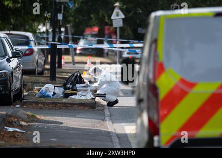 Slough, Großbritannien. August 2024. Ein Teil der Northern Road in Slough, Berkshire, bleibt heute geschlossen, während die Forensik der Thames Valley Police noch am Tatort ist. Laut lokaler Presse hat die Thames Valley Police berichtet, dass sie gegen einen angeblichen Assualt mit Verletzung ermitteln, der heute Morgen, den 17. August 2024, gegen 2.15 Uhr, aufgetreten ist. Das Gebiet um einen beschädigten schwarzen Mercedes Benz Wagen im Antrieb eines Hauses in der Northern Road wurde forensisch untersucht. Anwohner haben auch berichtet, dass sie Absturzschutt in der Northern Road gesehen haben. Die Veranda des Hauses hinter dem Mercedes-Benz scheint t Stockfoto