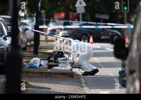 Slough, Großbritannien. August 2024. Ein Teil der Northern Road in Slough, Berkshire, bleibt heute geschlossen, während die Forensik der Thames Valley Police noch am Tatort ist. Laut lokaler Presse hat die Thames Valley Police berichtet, dass sie gegen einen angeblichen Assualt mit Verletzung ermitteln, der heute Morgen, den 17. August 2024, gegen 2.15 Uhr, aufgetreten ist. Das Gebiet um einen beschädigten schwarzen Mercedes Benz Wagen im Antrieb eines Hauses in der Northern Road wurde forensisch untersucht. Anwohner haben auch berichtet, dass sie Absturzschutt in der Northern Road gesehen haben. Die Veranda des Hauses hinter dem Mercedes-Benz scheint t Stockfoto