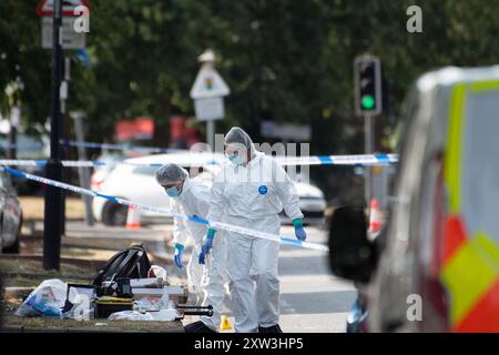 Slough, Großbritannien. August 2024. Ein Teil der Northern Road in Slough, Berkshire, bleibt heute geschlossen, während die Forensik der Thames Valley Police noch am Tatort ist. Laut lokaler Presse hat die Thames Valley Police berichtet, dass sie gegen einen angeblichen Assualt mit Verletzung ermitteln, der heute Morgen, den 17. August 2024, gegen 2.15 Uhr, aufgetreten ist. Das Gebiet um einen beschädigten schwarzen Mercedes Benz Wagen im Antrieb eines Hauses in der Northern Road wurde forensisch untersucht. Anwohner haben auch berichtet, dass sie Absturzschutt in der Northern Road gesehen haben. Die Veranda des Hauses hinter dem Mercedes-Benz scheint t Stockfoto