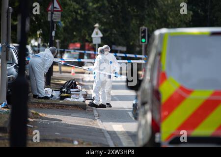 Slough, Großbritannien. August 2024. Ein Teil der Northern Road in Slough, Berkshire, bleibt heute geschlossen, während die Forensik der Thames Valley Police noch am Tatort ist. Laut lokaler Presse hat die Thames Valley Police berichtet, dass sie gegen einen angeblichen Assualt mit Verletzung ermitteln, der heute Morgen, den 17. August 2024, gegen 2.15 Uhr, aufgetreten ist. Das Gebiet um einen beschädigten schwarzen Mercedes Benz Wagen im Antrieb eines Hauses in der Northern Road wurde forensisch untersucht. Anwohner haben auch berichtet, dass sie Absturzschutt in der Northern Road gesehen haben. Die Veranda des Hauses hinter dem Mercedes-Benz scheint t Stockfoto