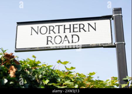 Slough, Großbritannien. August 2024. Ein Teil der Northern Road in Slough, Berkshire, bleibt heute geschlossen, während die Forensik der Thames Valley Police noch am Tatort ist. Laut lokaler Presse hat die Thames Valley Police berichtet, dass sie gegen einen angeblichen Assualt mit Verletzung ermitteln, der heute Morgen, den 17. August 2024, gegen 2.15 Uhr, aufgetreten ist. Das Gebiet um einen beschädigten schwarzen Mercedes Benz Wagen im Antrieb eines Hauses in der Northern Road wurde forensisch untersucht. Anwohner haben auch berichtet, dass sie Absturzschutt in der Northern Road gesehen haben. Die Veranda des Hauses hinter dem Mercedes-Benz scheint t Stockfoto