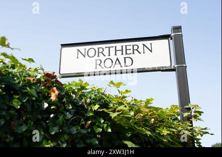 Slough, Großbritannien. August 2024. Ein Teil der Northern Road in Slough, Berkshire, bleibt heute geschlossen, während die Forensik der Thames Valley Police noch am Tatort ist. Laut lokaler Presse hat die Thames Valley Police berichtet, dass sie gegen einen angeblichen Assualt mit Verletzung ermitteln, der heute Morgen, den 17. August 2024, gegen 2.15 Uhr, aufgetreten ist. Das Gebiet um einen beschädigten schwarzen Mercedes Benz Wagen im Antrieb eines Hauses in der Northern Road wurde forensisch untersucht. Anwohner haben auch berichtet, dass sie Absturzschutt in der Northern Road gesehen haben. Die Veranda des Hauses hinter dem Mercedes-Benz scheint t Stockfoto