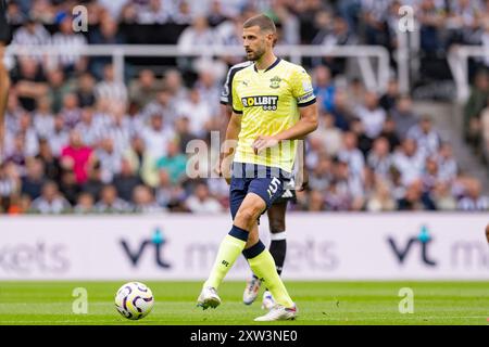 Newcastle, Großbritannien. August 2024. Newcastle, England, 17. August 2024: Jack Stephens aus Southampton kontrolliert den Ball während des 1. Matchweek-1-Spiels der Premier League zwischen Newcastle United und Southampton FC am 17. August 2024 in Newcastle, England. (Foto: Richard Callis/SPP) (Richard Callis/SPP) Credit: SPP Sport Press Photo. /Alamy Live News Stockfoto