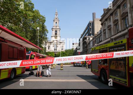 London, UK, 17. August 2024. Feuerwehrmänner bekämpfen eine Flamme im Somerset House. Rund 100 Feuerwehrleute und andere Einsatzkräfte waren anwesend, als dicker Rauch das Gebiet füllte. Quelle: Eleventh Photography/Alamy Live News Stockfoto