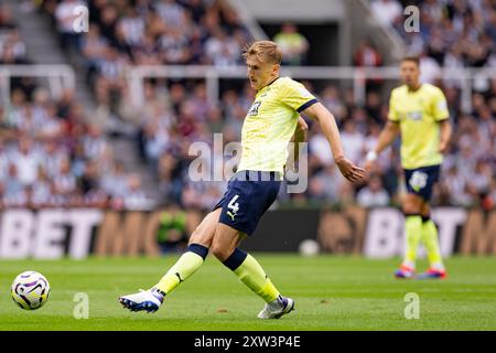 Newcastle, Großbritannien. August 2024. Newcastle, England, 17. August 2024: Flynn Downes of Southampton, spielt den Ball während des 1. Premier League-Spiels zwischen Newcastle United und Southampton FC am 17. August 2024 im St. James Park in Newcastle, England. (Foto: Richard Callis/SPP) (Richard Callis/SPP) Credit: SPP Sport Press Photo. /Alamy Live News Stockfoto