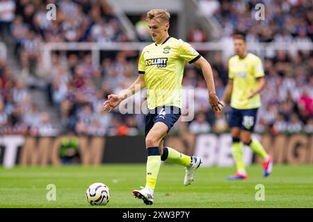 Newcastle, Großbritannien. August 2024. Newcastle, England, 17. August 2024: Flynn Downes aus Southampton spielt mit dem Ball während des 1. Premier League-Spiels zwischen Newcastle United und Southampton FC am 17. August 2024 in Newcastle, England. (Foto: Richard Callis/SPP) (Richard Callis/SPP) Credit: SPP Sport Press Photo. /Alamy Live News Stockfoto