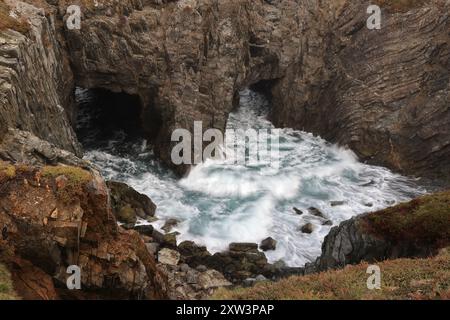 Meer Höhlen und Bögen im Dungeon Provincial Park in der Nähe von Bonavista, Neufundland, Kanada Stockfoto