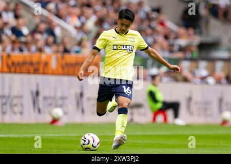 Newcastle, Großbritannien. August 2024. Newcastle, England, 17. August 2024: Yukinari Sugawara aus Southampton spielt am 17. AUGUST 2024 in Newcastle, ENGLAND mit dem Ball während des Premier League Matchweek 1-Spiels zwischen Newcastle United und Southampton FC im St. James Park. (Foto: Richard Callis/SPP) (Richard Callis/SPP) Credit: SPP Sport Press Photo. /Alamy Live News Stockfoto