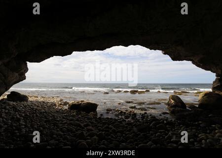 Natürlicher Felsbogen im Arches Provincial Park am Portland Creek an der Küste der nördlichen Halbinsel Neufundlands Stockfoto