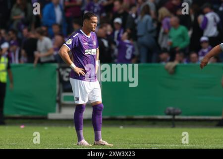 17. August 2024, Niedersachsen, Osnabrück: Fußball: DFB-Cup, VfL Osnabrück - SC Freiburg, 1. Runde im Stadion Bremer Brücke. Osnabrücks Joel Zwarts ist am Ende des Spiels enttäuscht. Foto: Friso Gentsch/dpa - WICHTIGER HINWEIS: Gemäß den Vorschriften der DFL Deutschen Fußball-Liga und des DFB Deutschen Fußball-Bundes ist es verboten, im Stadion und/oder im Spiel aufgenommene Fotografien in Form von sequenziellen Bildern und/oder videoähnlichen Fotoserien zu verwenden oder zu verwenden. Stockfoto