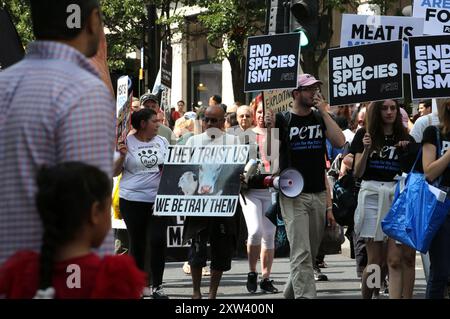 London, England, Großbritannien. August 2024. Demonstranten marschieren entlang der Oxford Street mit Schildern während der Demonstration. Die Demonstranten treten für Gerechtigkeit, Respekt und Frieden für Tiere ein und gegen Ausbeutung und Unterdrückung. Sie versammeln sich, um jetzt Tierbefreiung zu fordern und in Solidarität mit allen Arten auf dem Planeten zu marschieren. (Kreditbild: © Martin Pope/ZUMA Press Wire) NUR REDAKTIONELLE VERWENDUNG! Nicht für kommerzielle ZWECKE! Stockfoto