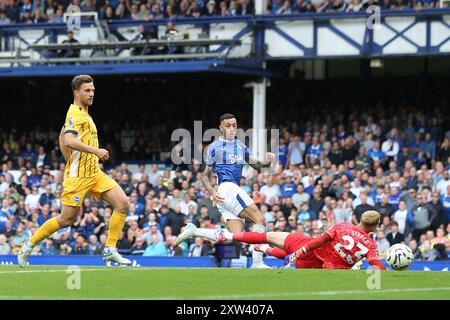 Liverpool, Großbritannien. August 2024. Dwight McNeil von Everton versucht einen Schuss. Premier League Spiel Everton gegen Brighton & Hove Albion im Goodison Park in Liverpool am Samstag, den 17. August 2024. Dieses Bild darf nur für redaktionelle Zwecke verwendet werden. Nur redaktionelle Verwendung, Bild von Chris Stading/Andrew Orchard Sportfotografie/Alamy Live News Credit: Andrew Orchard Sportfotografie/Alamy Live News Stockfoto