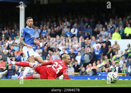 Liverpool, Großbritannien. August 2024. Dwight McNeil von Everton versucht einen Schuss. Premier League Spiel Everton gegen Brighton & Hove Albion im Goodison Park in Liverpool am Samstag, den 17. August 2024. Dieses Bild darf nur für redaktionelle Zwecke verwendet werden. Nur redaktionelle Verwendung, Bild von Chris Stading/Andrew Orchard Sportfotografie/Alamy Live News Credit: Andrew Orchard Sportfotografie/Alamy Live News Stockfoto