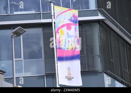 Leverkusen, Deutschland. August 2024. Fussball DFL-Supercup Bayer 04 Leverkusen - VfB Stuttgart am 17.08.2024 in der BayArena in Leverkusen Supercup 2024 - Flagge vor der BayArena in Leverkusen DFL-Vorschriften verbieten die Verwendung von Fotografien als Bildsequenzen und/oder Quasi-Video. Foto: Revierfoto Credit: ddp Media GmbH/Alamy Live News Stockfoto