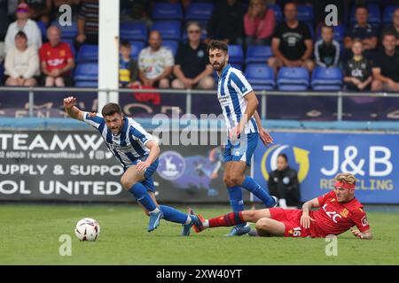 Harry Taylor von Southend United bekämpft Nathan Sheron bei dem Spiel der Vanarama National League zwischen Hartlepool United und Southend United am Samstag, den 17. August 2024, im Victoria Park in Hartlepool. (Foto: Mark Fletcher | MI News) Credit: MI News & Sport /Alamy Live News Stockfoto