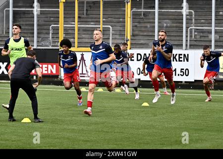 Sint Truiden, Belgien. August 2024. Dender's Spieler wurden vor einem Fußballspiel zwischen Sint-Truidense VV und FCV Dender EH am Samstag, den 17. August 2024 in Sint-Truiden, am vierten Tag der Saison 2024-2025 der ersten Liga der „Jupiler Pro League“ der belgischen Meisterschaft, dargestellt. BELGA FOTO JOHAN EYCKENS Credit: Belga News Agency/Alamy Live News Stockfoto