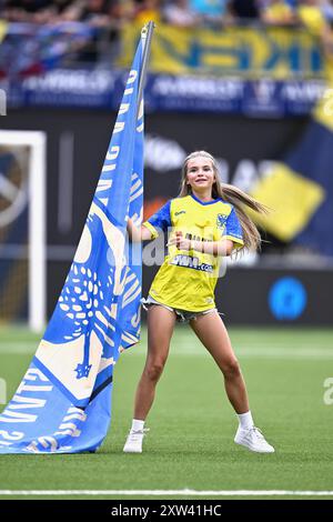 Sint Truiden, Belgien. August 2024. Mädchen vor einem Fußballspiel zwischen Sint-Truidense VV und FCV Dender EH am Samstag, den 17. August 2024 in Sint-Truiden, am vierten Tag der Saison 2024-2025 der ersten Liga der „Jupiler Pro League“ der belgischen Meisterschaft. BELGA FOTO JOHAN EYCKENS Credit: Belga News Agency/Alamy Live News Stockfoto