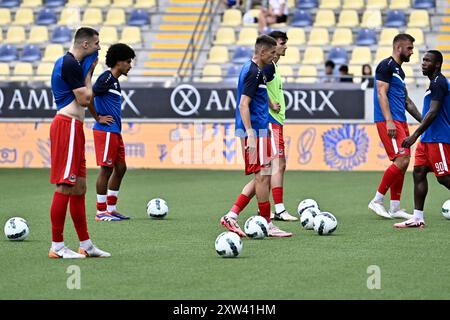 Sint Truiden, Belgien. August 2024. Dender's Spieler wurden vor einem Fußballspiel zwischen Sint-Truidense VV und FCV Dender EH am Samstag, den 17. August 2024 in Sint-Truiden, am vierten Tag der Saison 2024-2025 der ersten Liga der „Jupiler Pro League“ der belgischen Meisterschaft, dargestellt. BELGA FOTO JOHAN EYCKENS Credit: Belga News Agency/Alamy Live News Stockfoto