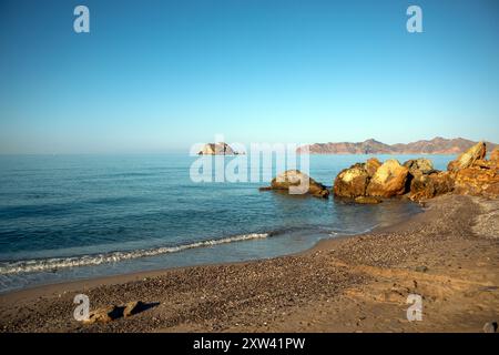 Blick auf den Strand von Fatares, Cartagena, Region Murcia, Spanien mit bunten Felsen am Ufer Stockfoto