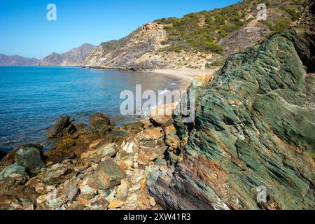 Blick auf den Strand von Fatares, Cartagena, Region Murcia, Spanien mit bunten Felsen am Ufer Stockfoto