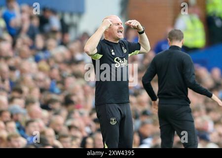 Liverpool, Großbritannien. August 2024. Sean Dyche, der Everton Manager, ruft Anweisungen. Premier League Spiel Everton gegen Brighton & Hove Albion im Goodison Park in Liverpool am Samstag, den 17. August 2024. Dieses Bild darf nur für redaktionelle Zwecke verwendet werden. Nur redaktionelle Verwendung, Bild von Chris Stading/Andrew Orchard Sportfotografie/Alamy Live News Credit: Andrew Orchard Sportfotografie/Alamy Live News Stockfoto