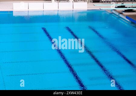 Leerer blauer Swimmingpool zum Schwimmen und Wettbewerben im Inneren Stockfoto