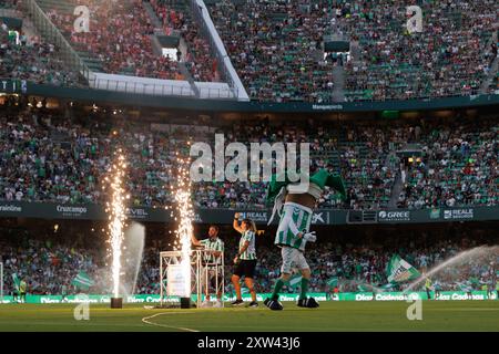 Sevilla, Spanien. August 2024. DJ Show vor LaLiga EASPORTS Spiel zwischen den Teams von Real Betis Balompie und Girona FC im Estadio Benito Villamarin. Endergebnis: Real betis 1-1 Girona FC. (Foto: Maciej Rogowski/SOPA Images/SIPA USA) Credit: SIPA USA/Alamy Live News Stockfoto